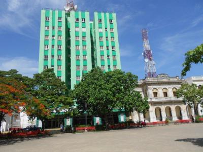 Hotel Santa Clara Libre: Antiguo Gran Hotel Santa Clara Hilton. Es el edificio de más altura de la ciudad y fue mandado a construir por el magnate local Orfelio Ramos, en sus bajos se encuentra ubicada una sala cinematográfica que se llamó “Teatro Cloris” y es hoy el cine &quot;Camilo Cienfuegos&quot;. Construido en 1954 rompe con la arquitectura neoclásica y ecléctica que predomina en el entorno del Parque Vidal. Posee una hermosa vista de la ciudad desde su restaurante ubicado en el décimo piso y desde su hermosa t