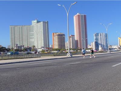 Edificio Focsa: Esta obra, orgullo de la ingeniería cubana, fue seleccionada en febrero del año 1997, por la Unión Nacional de Arquitectos e Ingenieros de la Construcción de Cuba (UNAICC) como una de las Siete Maravillas de la Ingeniería Civil Cubana. Posee una altura de 121 metros, consta de 29 niveles y 373 apartamentos con vista al malecón habanero, se termino de construir en el año 1956. Fuente: Ecured.